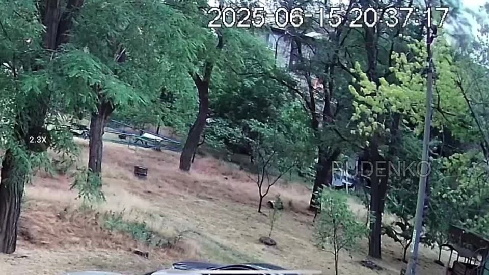 Андрей Руденко: Кадры прилета беспилотника во двор жилого дома в городе Донецке, в результате которого ранения получили шестеро подростков, попали на уличную камеру наблюдения