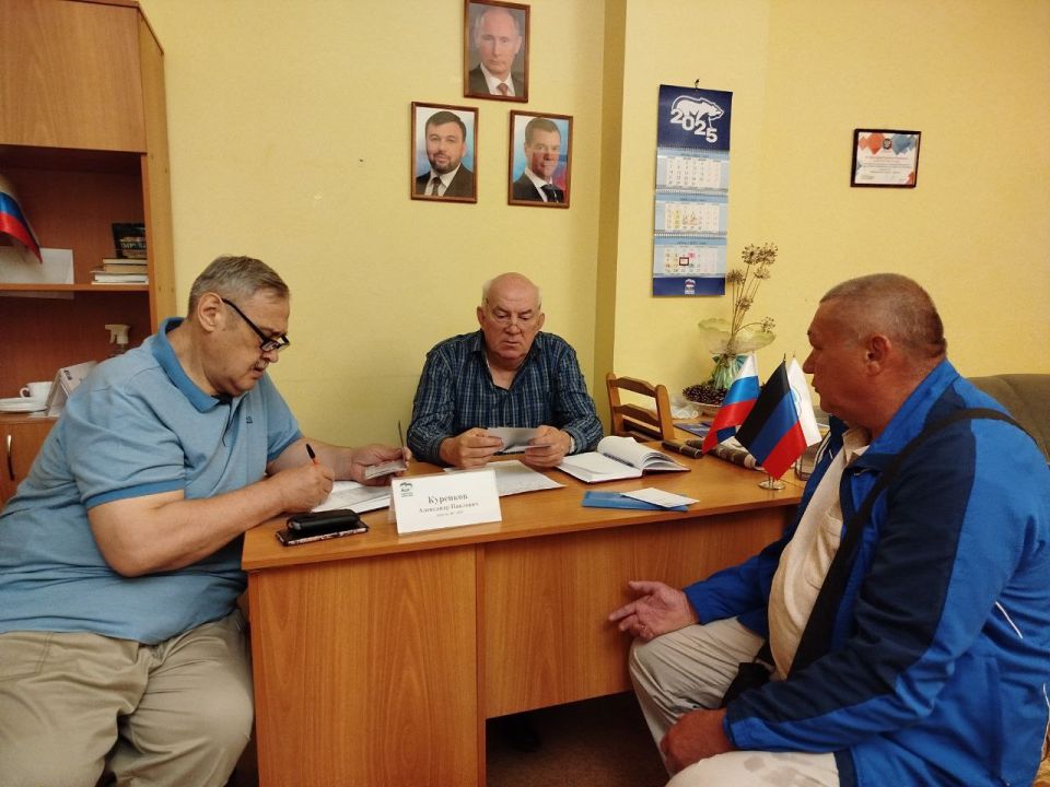 Иван Адамец: В общественной приёмной партии «Единая Россия» Куйбышевского района состоялся приём граждан, который провёл депутат Народного Совета ДНР Александр Куренков