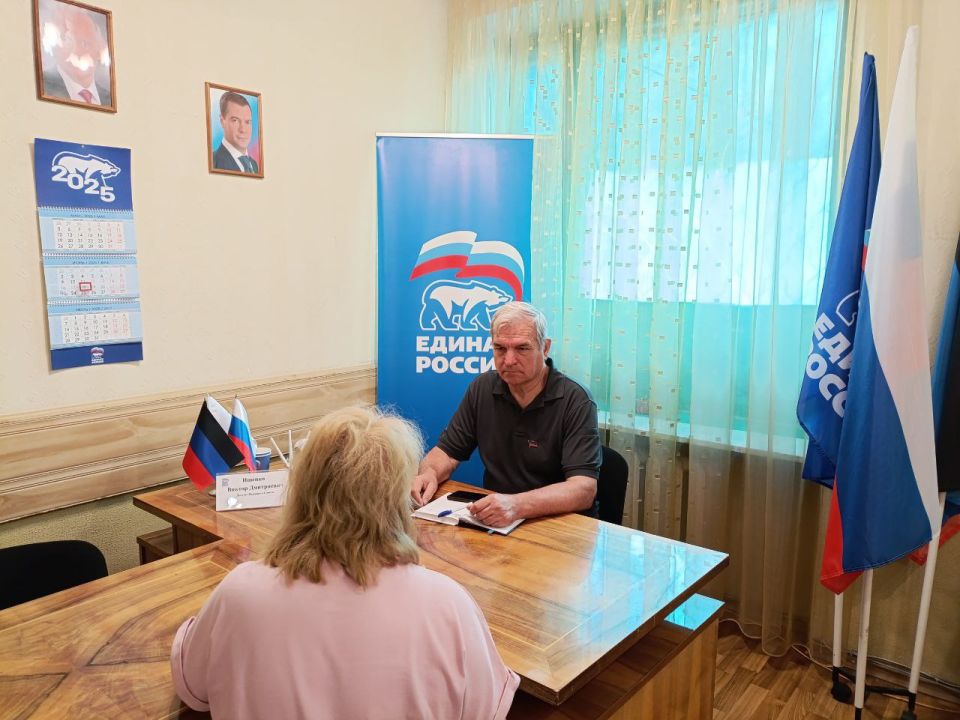 Валентин Левченко: Сегодня в общественной приемной партии "Единая Россия" Киевского района г.Донецка депутат Народного Совета Донецкой Народной Республики Виктор Ищенко провел прием граждан