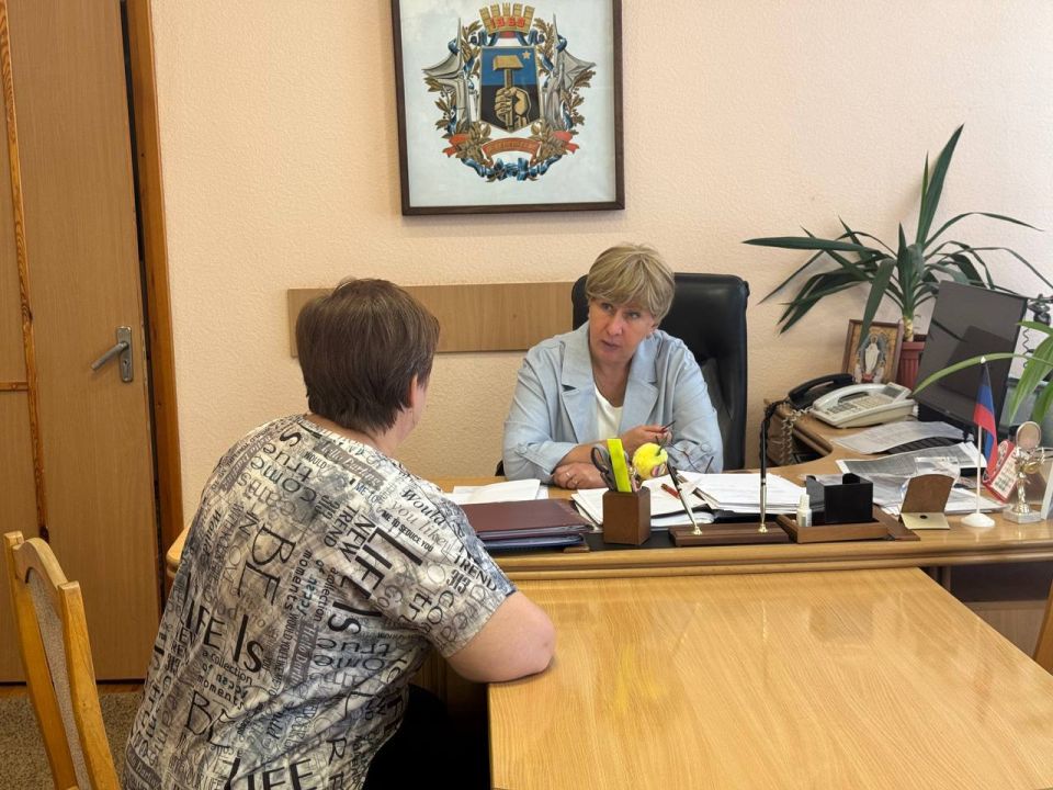 Сегодня, 18 июня, провела личный прием граждан руководитель Управы Пролетарского внутригородского района Администрации г.о. Донецк Елена Рязанцева