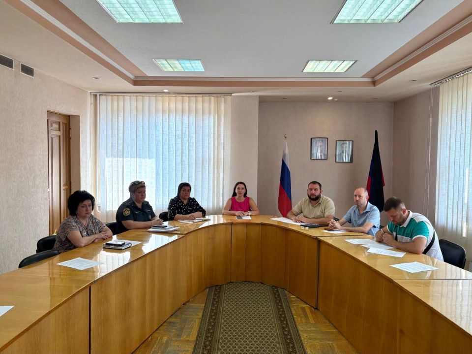 Сегодня,18 июня, Руководитель Управы Ленинского внутригородского района Администрации городского округа Донецк Татьяна Темникова провела расширенное аппаратное совещание