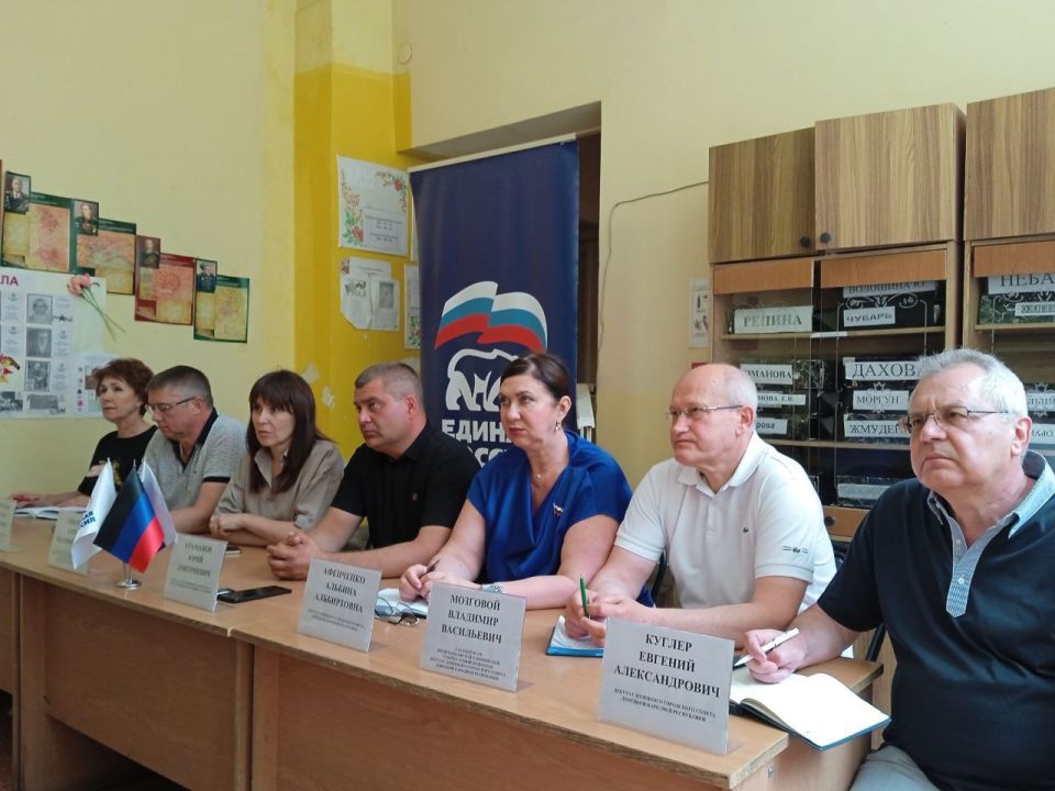 Василий Ткачук: Сегодня, 18 июня, руководитель Управы Калининского внутригородского района Администрации городского округа Донецк Елена Синецкая провела встречу с трудовым коллективом МБУ "Терцентр Калининского района г....