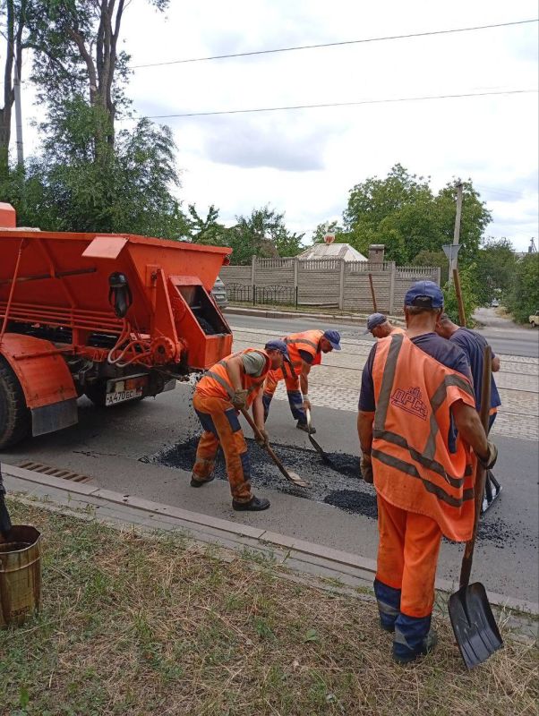 Валентин Левченко: Работниками МУП АГД "ДРСУ" выполнен текущий ремонт дорожного покрытия по пр.75-летия ФК "Шахтёр", ул.Павла Поповича, ул.Молодых Шахтеров в Киевском районе