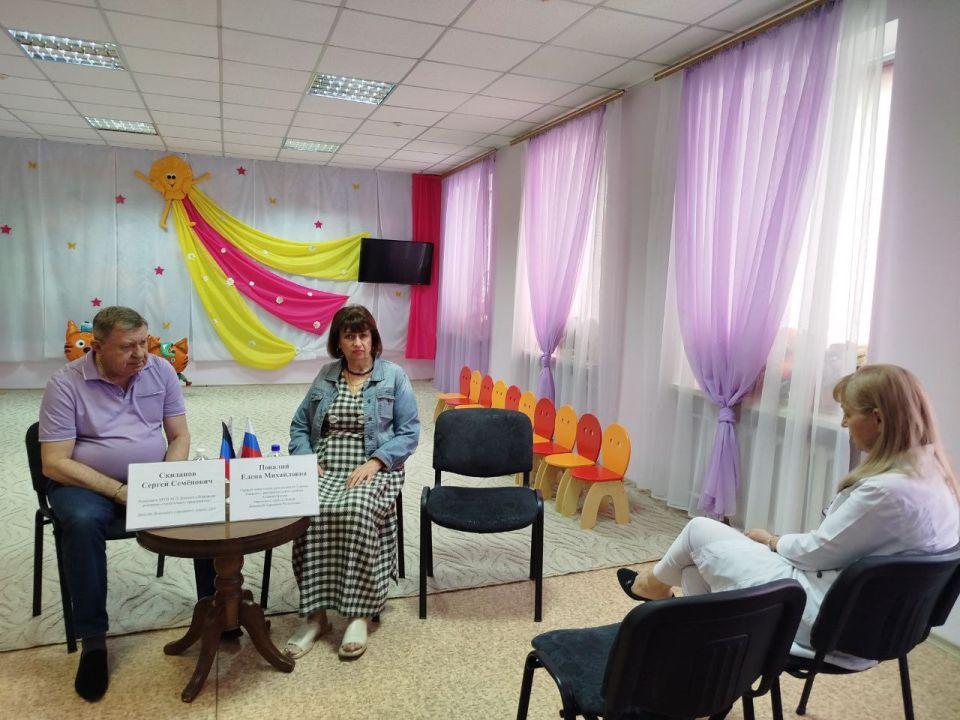 Валентин Левченко: Заместитель руководителя Управы Елена Повалий провела встречу в трудовом коллективе ГБУ ДНР «Городской специализированный дом ребенка г.Донецка». На встрече присутствовал депутат Донецкого городского...