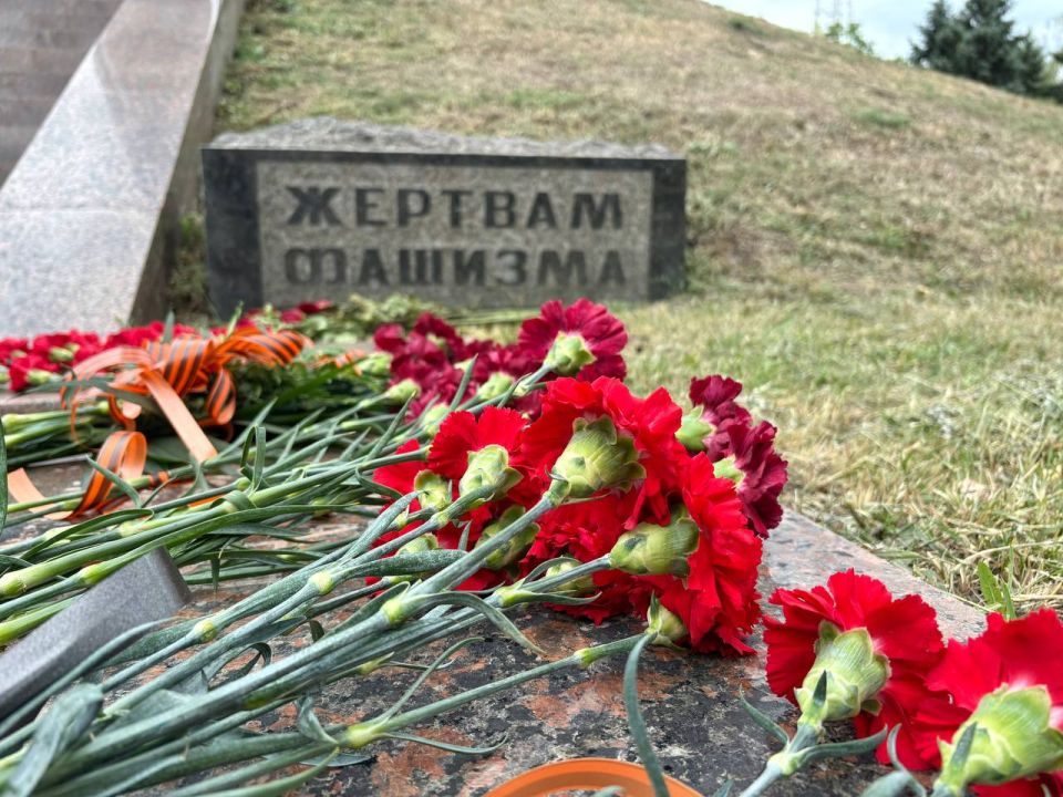 Возложение цветов к памятнику "Жертвам фашизма"
