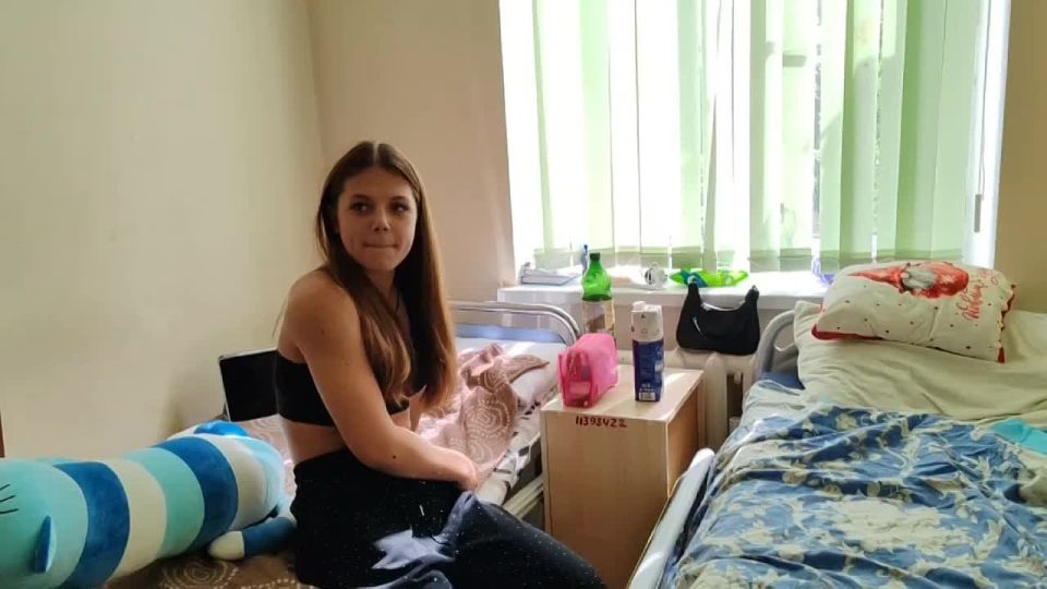 Юрий Мартынов: Сегодня посетил в больнице нашу спортсменку федерации воздушной гимнастики Анастасию Леоненко, которая пострадала в результате взрыва украинского дрона в Донецке, привез подарки и вкусности