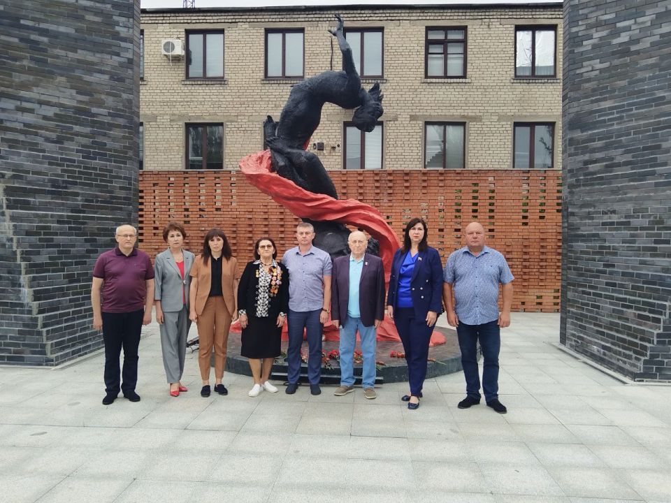 Василий Ткачук: Сегодня, 20 Июня, в рамках проекта «Историческая память» партии «Единая Россия», руководитель Управы Калининского внутригородского района Елена Синецкая, совместно с заместителем Главы Администрации г.о....