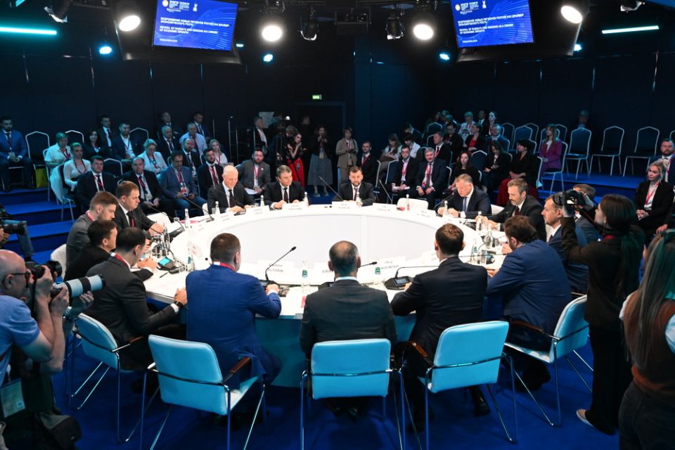 На сессии ПМЭФ по возрождению воссоединенных территорий обсудили инвестиционный потенциал и работу с инвесторами