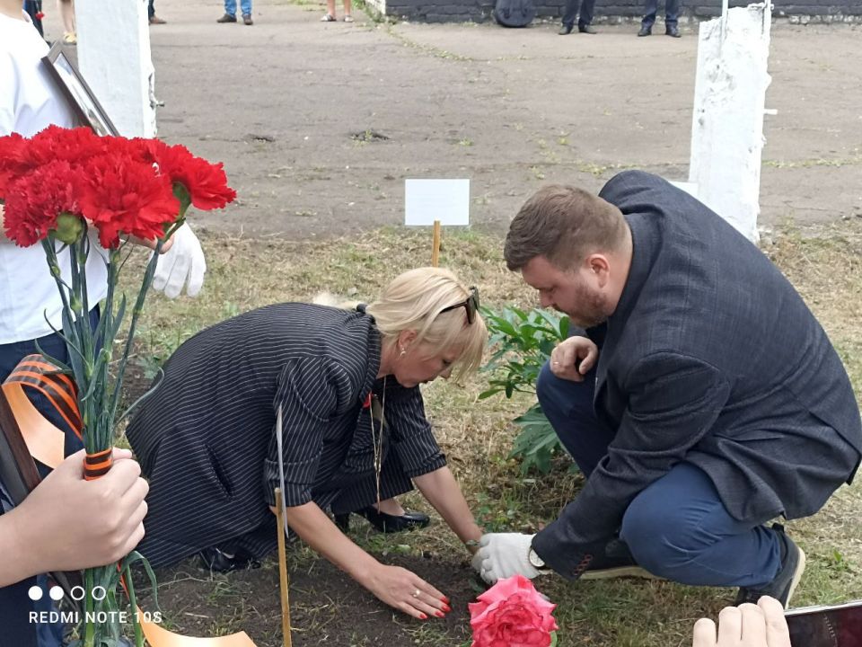 Юрий Будрин: Цветы памяти. В Кировском районе города Донецка в преддверии Дня Памяти и Скорби, ГБОУ «Школа № 80 г. о. Донецк» совместно с членами семей погибших участников СВО, гостями мероприятия - депутатом Народного...