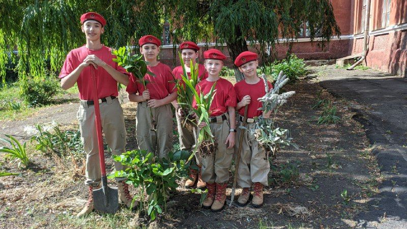 Юрий Будрин: Цветы Памяти В Кировском районе города Донецка в преддверии Дня Памяти и Скорби...