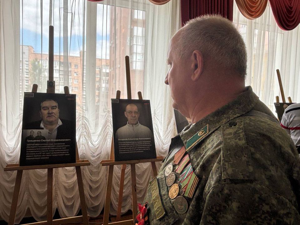 Филиал фонда «Защитники Отечества» открыл в Донецке фотовыставку «Отец Героя»