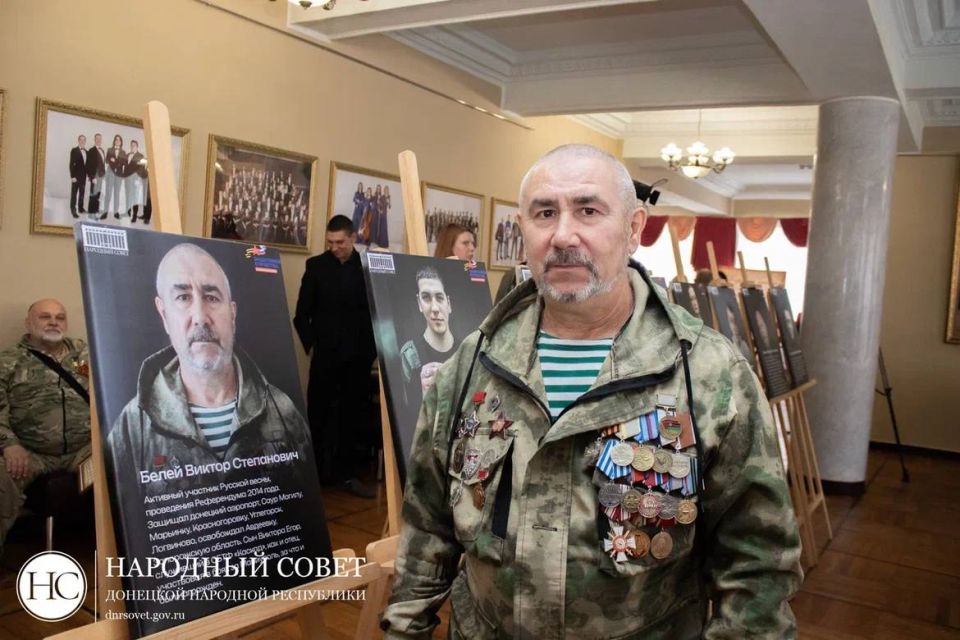 При участии Народного Совета ДНР и Донецкого отделения фонда «Защитники Отчества» состоялось открытие выставки «Отец Героя»