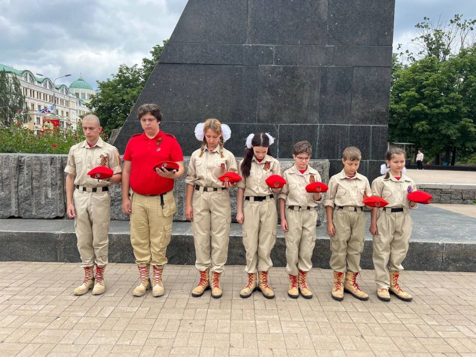 Юрий Будрин: МИНУТА МОЛЧАНИЯ!. Юнармейский отряд нашей школы ВПК "Гвардейцы Донбасса 115 города Донецк", присоединились ко Всероссийской акции "Минута молчания" 22 июня 2025 года в 12 часов 15 минут по Московскому времени на...