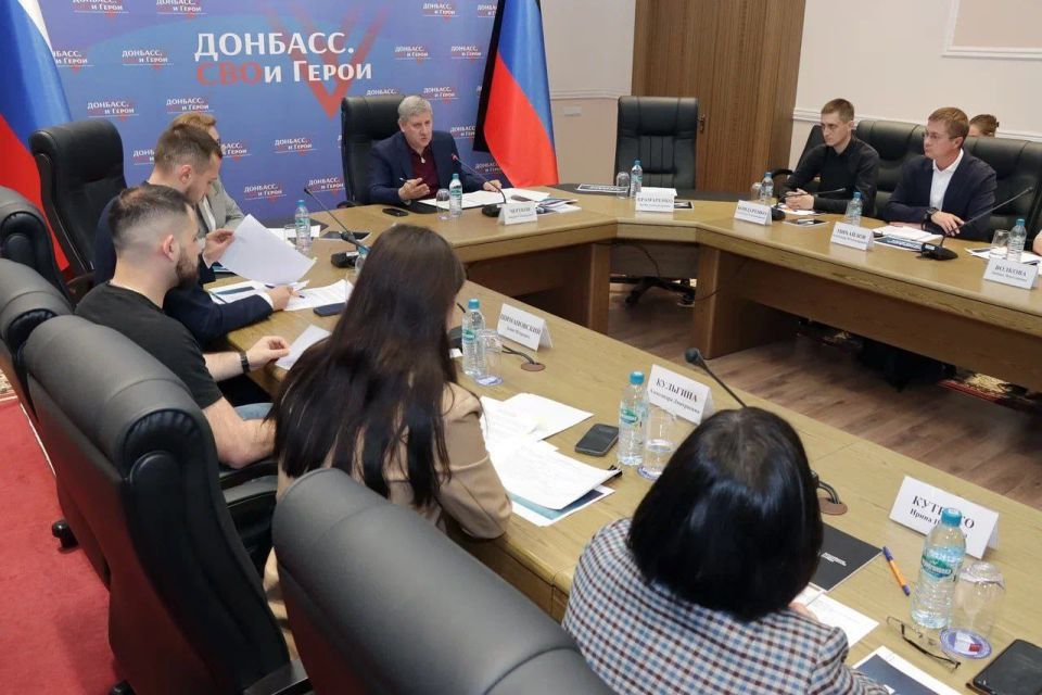 Принял участие в рабочем совещании по реализации в Республике проекта поддержки молодежи «Донбасс.Карьера», которое прошло под председательством врио Председателя Правительства Андрея Черткова