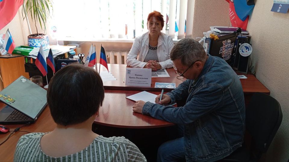 Василий Ткачук: Сегодня, 24 июня, депутат Народного Совета Донецкой Народной Республики Ирина Попова провела приём граждан в рамках работы общественной приёмной Всероссийской политической партии «Единая Россия» в Калининском...