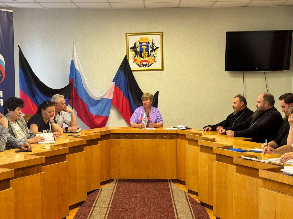 Елена Рязанцева: В здании Управы Пролетарского внутригородского района городского округа Донецк состоялась встреча руководителя Управы Елены Рязанцевой с представителями некоммерческих организаций (НКО)