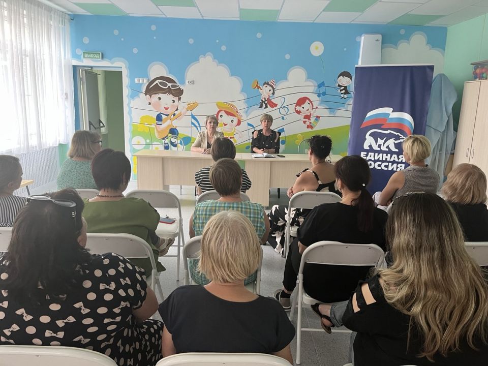 Елена Рязанцева: В Пролетарском районе состоялась встреча руководителя Управы Пролетарского внутригородского района Администрации городского округа Донецк Елены Рязанцевой с трудовым коллективом детского сада № 328, в...