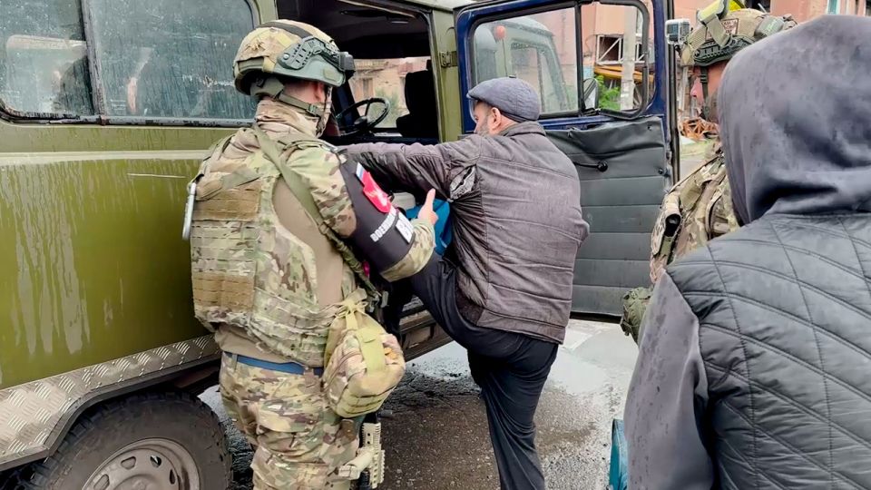 Бойцы ВС РФ вывели из-под огня боевиков 13 жителей села Богатырь