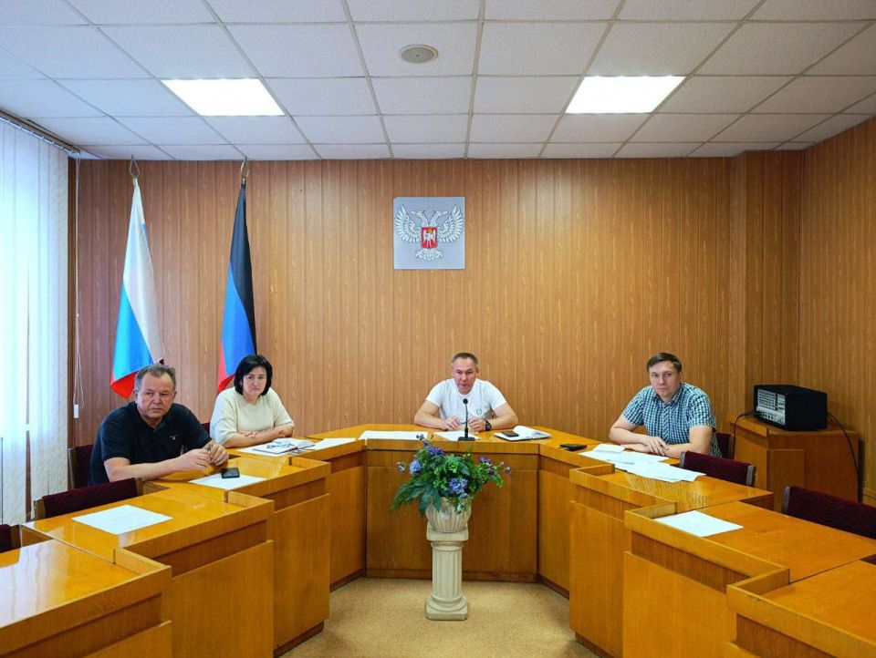 Сегодня руководитель Управы Буденновского внутригородского района Администрации городского округа Донецк Михаил Меренков провел аппаратное совещание с участием депутата Донецкого городского совета Владимира Кириченко и...