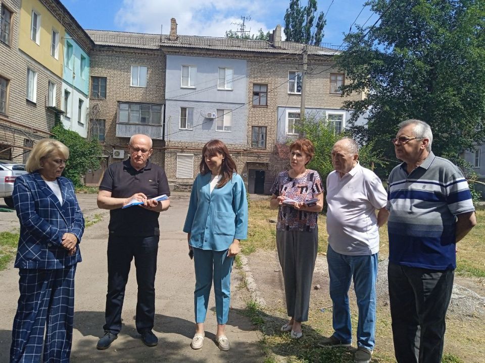 "Встречи во дворах". Сегодня, 25 июня, руководитель Управы Калининского внутригородского района Администрации городского округа Донецк Елена Синецкая провела очередную встречу с жителями района на подведомственной территории...