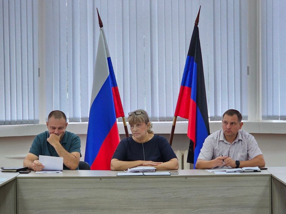 Татьяна Копылова: Сегодня, 25 июня, на аппаратном совещании Управы Ворошиловского внутригородского района Администрации городского округа Донецк обсуждались вопросы жизнедеятельности района, а именно: