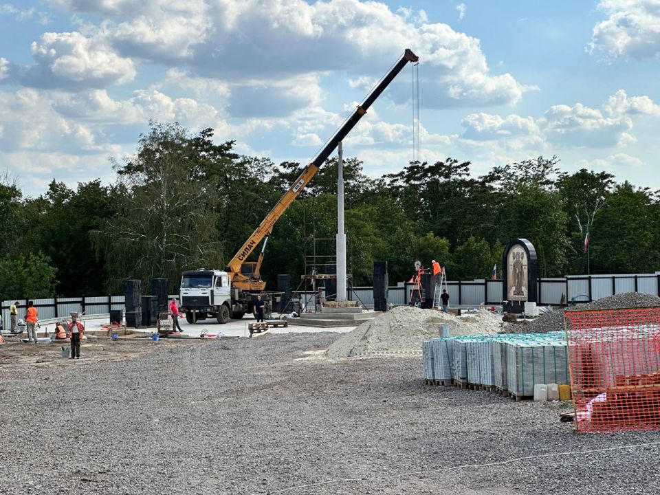 Николай Овсиенко и Владимир Ежиков проинспектировали ход возведения мемориала на "Донецком море"