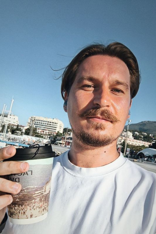 Денис Григорюк: Разве может быть что-то лучше, чем летним вечером со стаканчиком ароматного капучино прогуляться по Ялтинской набережной? Говорят, что последние несколько лет это прям тренд среди отдыхающих