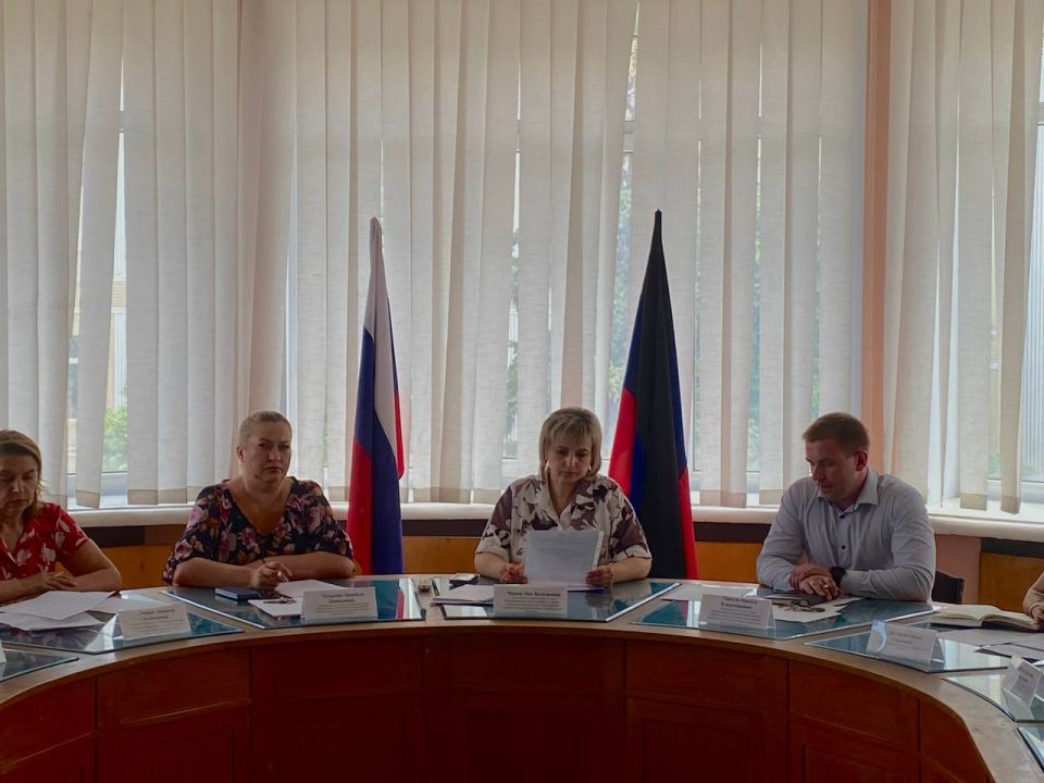 Татьяна Копылова: В Управе Ворошиловского внутригородского района состоялось заседание комиссии по делам несовершеннолетних и защите их прав