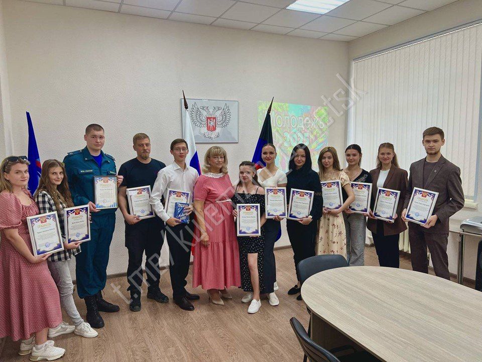 Сегодня, в преддверии Дня молодёжи, в Управе Ворошиловского района состоялось торжественное награждение самых активных представителей нашей молодёжи