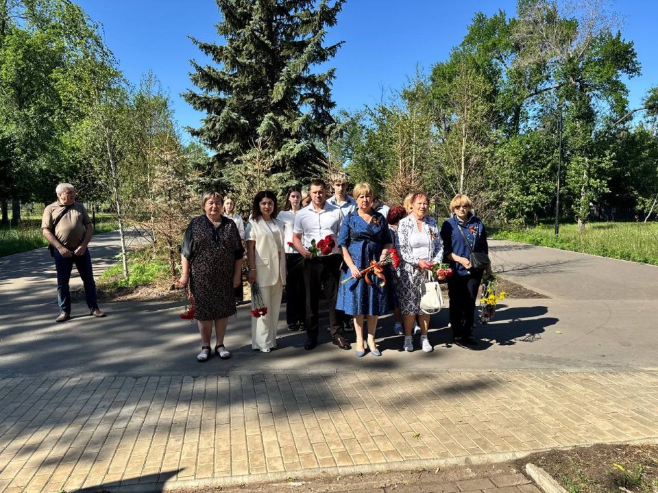 Елена Рязанцева: В преддверии Дня партизан и подпольщиков в Пролетарском районе на Аллее славы в парке имени Горького состоялось возложение цветов к памятнику героям Буденновско- Авдотьинского подполья «Непокоренные»