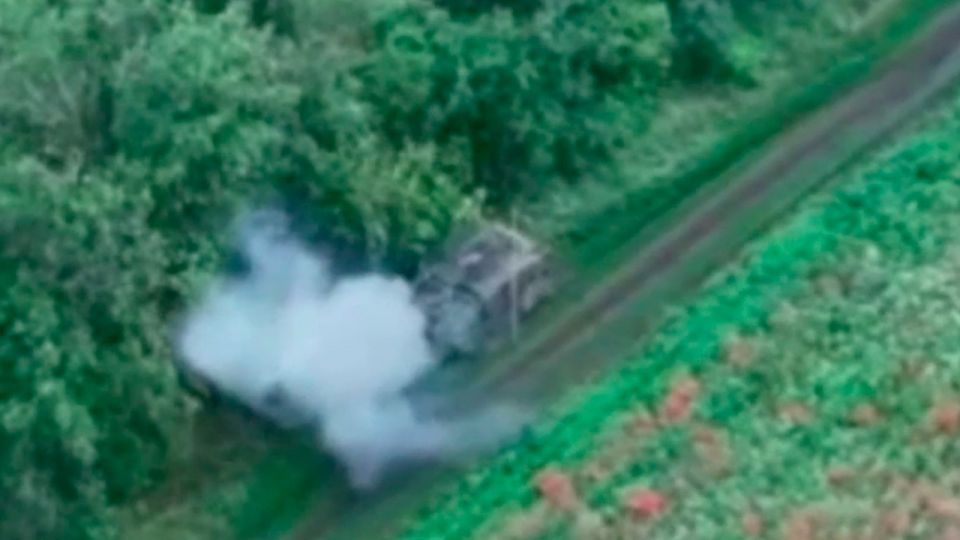 Дрон-разведчик снял на камеру уничтожение бронеавтомобиля Humvee в ДНР