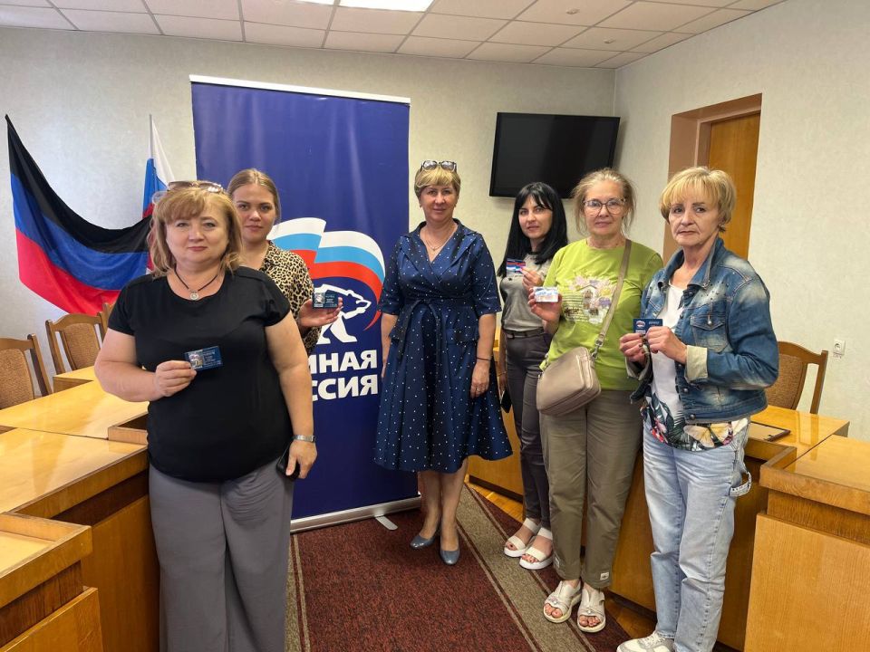 Сегодня в Пролетарском районе состоялось торжественное вручение партийных билетов Всероссийской политической партии «Единая Россия»