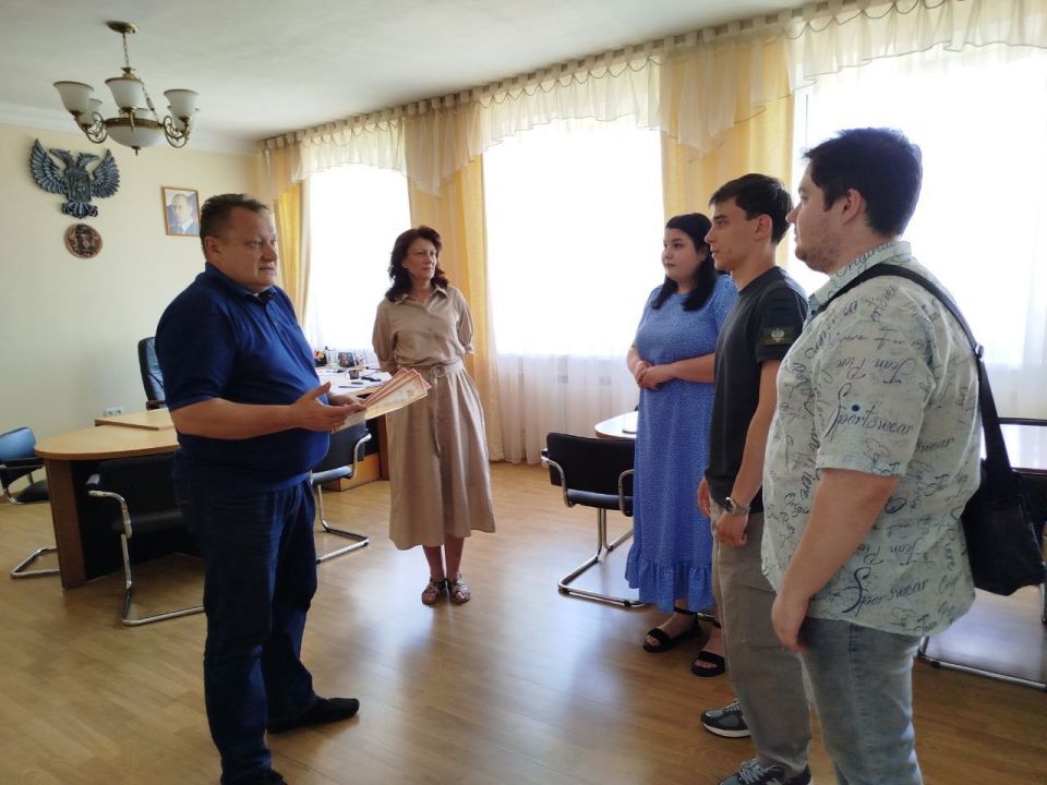 Валентин Левченко: В лице молодежного актива Киевского района поздравил всех наших ребят с праздником! Пожелал оставаться задорными, инициативными, стремиться к большим достижениям и новым высотам!