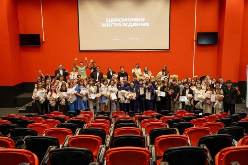 В честь Дня молодежи врио Председателя Правительства Андрей Чертков и министр молодежной политики Кирилл Макаров наградили добровольцев