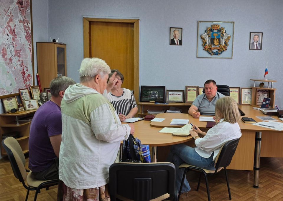 В понедельник, 30 июня, руководитель Управы Куйбышевского внутригородского района Администрации городского округа Донецк Иван Адамец провел прием граждан