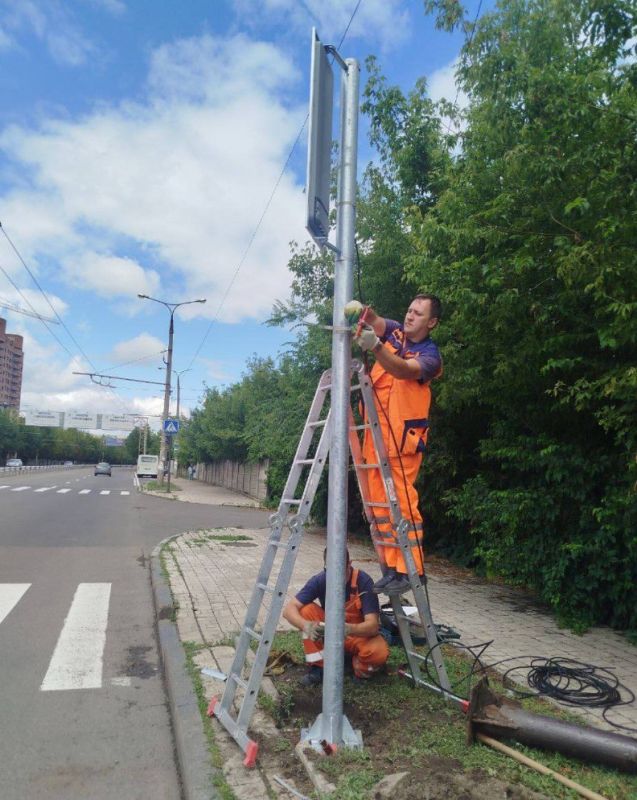 Валентин Левченко: Работниками МУП АГД "ДРСУ" выполнен монтаж новых светофоров по улице Артема в Киевском районе