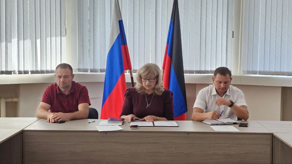 Татьяна Копылова: Сегодня, 2 июля, на аппаратном совещании Управы Ворошиловского внутригородского района Администрации городского округа Донецк обсуждались вопросы жизнедеятельности района, а именно: