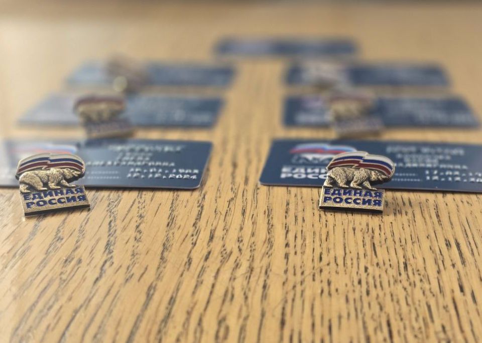 Руководитель Управы Куйбышевского внутригородского района Иван Адамец вручил партийные билеты новым членам партии «Единая Россия»