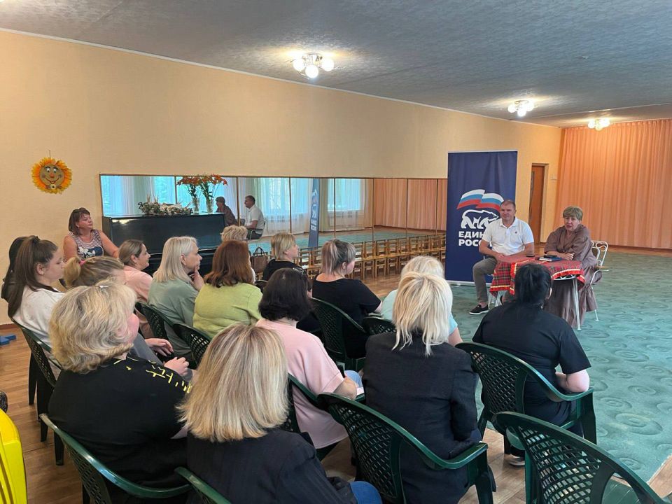 Елена Рязанцева: Провела встречу совместно с депутатом Донецкого городского совета Виталием Воловиком с трудовым коллективом детского сада №365