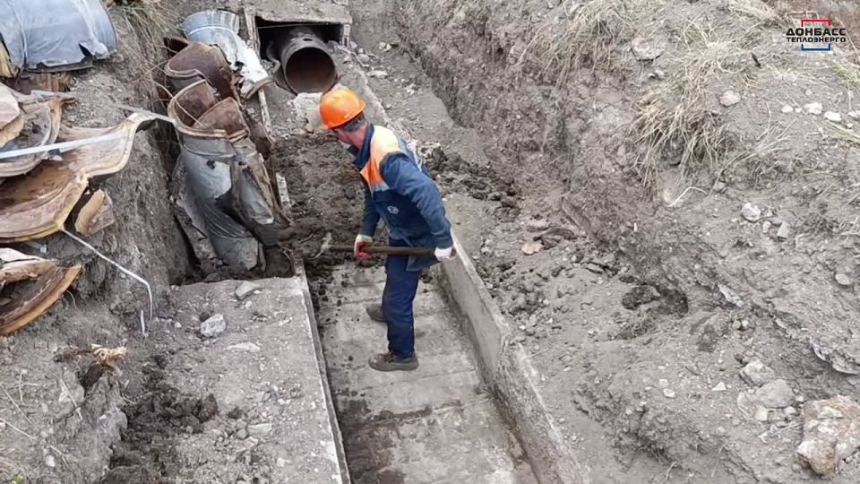 В Донецком микрорайоне Текстильщик меняют магистральный трубопровод, который обеспечивает теплом местных жителей