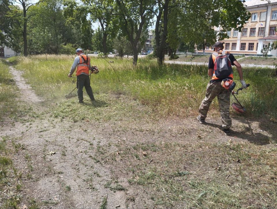 Юрий Будрин: Сегодня, 26 июня 2025 года , в рамках проекта «Городская среда», реализуемого Единой Россией сотрудники МУП АГД "Зеленстрой" , МКД ДНР и магазина "Реал" приняли участие в традиционной экологической акции «Чистый...
