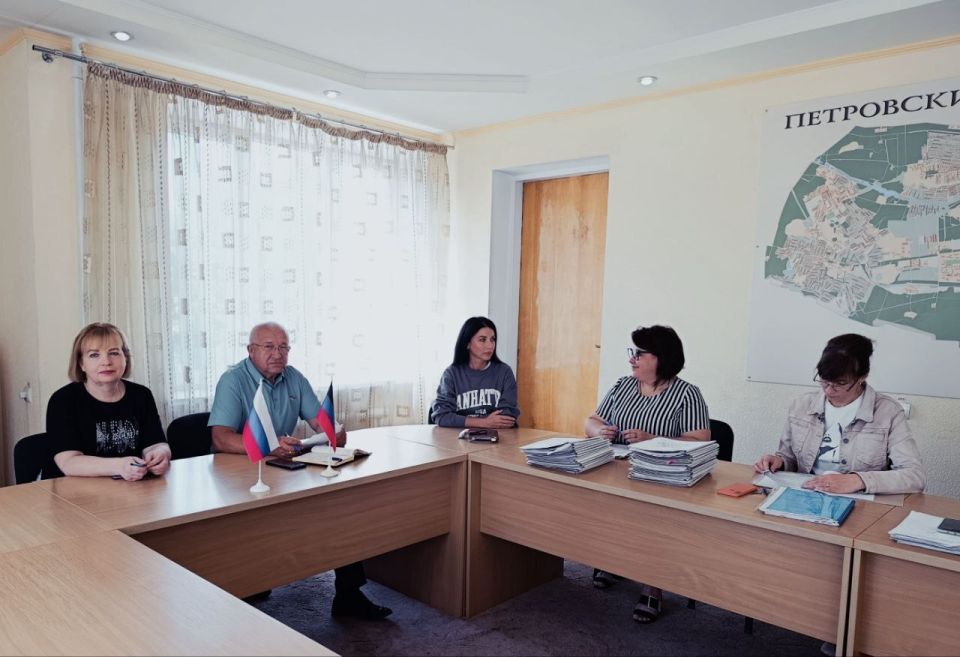 Наталья Бегуненко: Сегодня, 3 июля, первый заместитель руководителя Управы Петровского внутригородского района Администрации городского округа Донецк Плахутин Юрий Иванович провёл заседание комиссии по установлению...