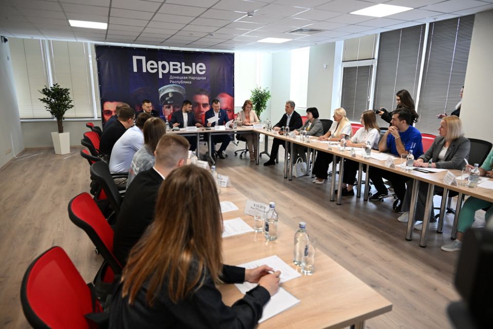 «Задача – создать все условия для развития молодежи»: Денис Пушилин провел заседание совета по взаимодействию с Движением Первых