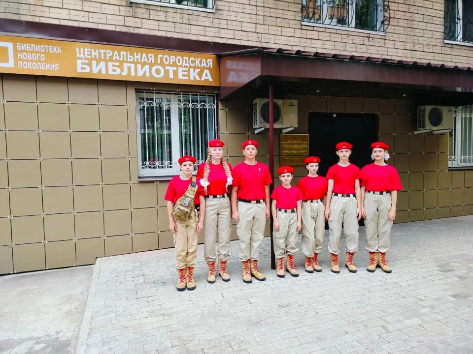 Юнармейцы ВПК "Патриот" имени героев Буденновского подполья (ГБОУ "Школа №119 г.о.Донецк") местного штаба г. Донецка побывали на экскурсии в Библиотечной системе для взрослых г. Донецк, где узнали, почему библиотека имеет...