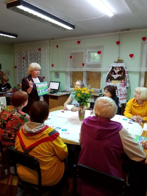 Валентин Левченко: Сотрудниками центра социального обслуживания населения Киевского района г.Донецка ко Дню сотрудника госавтоинспекции для граждан преклонного возраста был проведен инструктаж по правилам дорожного...