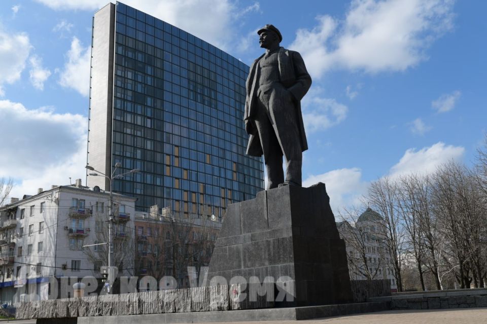 “Пришло время”: Борис Корчевников выступает за снос памятника Ленину на главной площади Донецка