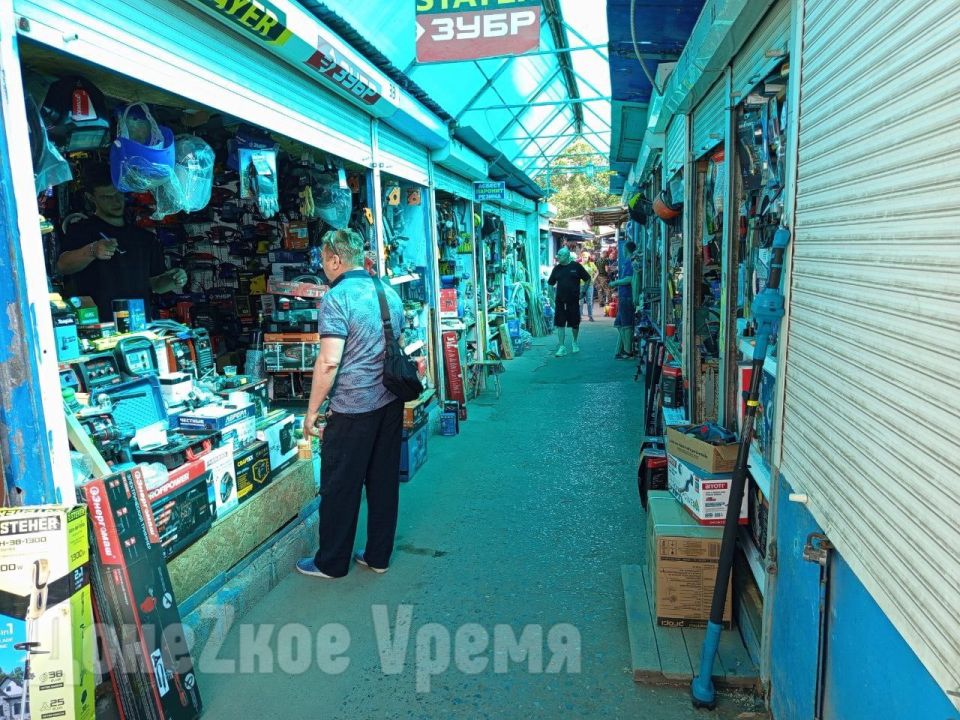 Два месяца на выселение: предпринимателям разрешили работать на рынке "Аквилон" до 1 сентября