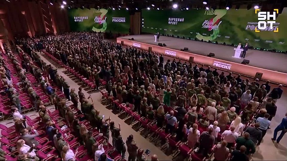 Владимир Путин на форуме Народного фронта попросил почтить память героя России генерал-майора Михаила Гудкова и всех погибших бойцов минутой молчания