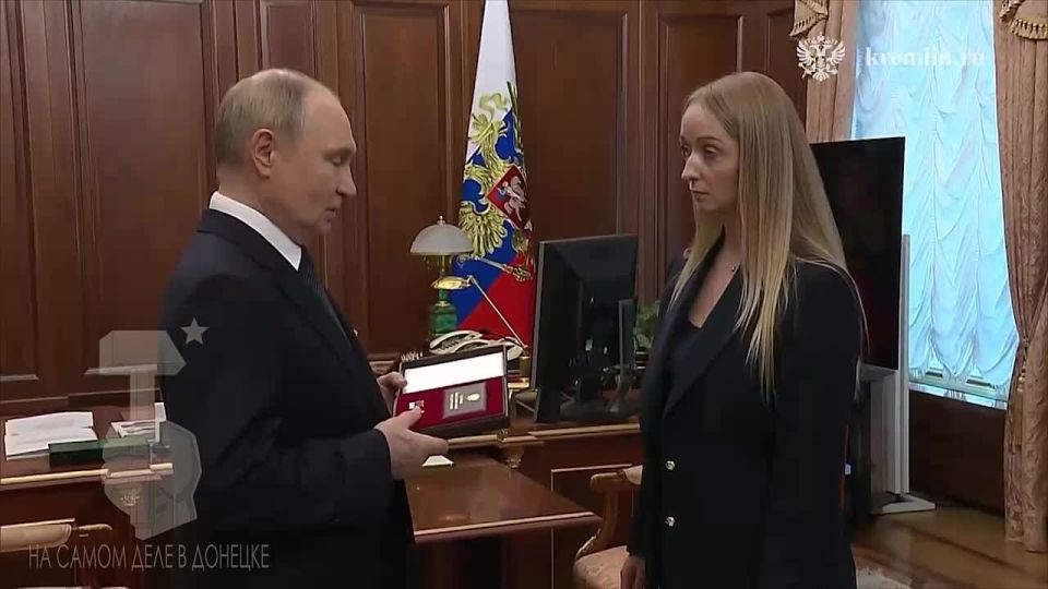 «Русский офицер»: Владимир Путин вручил вдове первого в истории дважды Героя России генерала Гудкова вторую медаль «Золотая Звезда»