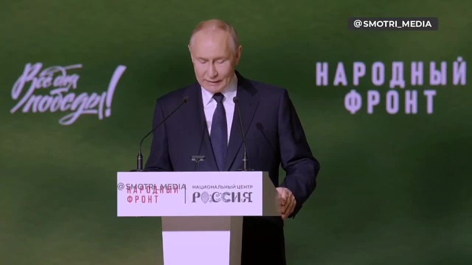 Владимир Путин назвал погибшего генерал-майора Михаила Гудкова настоящим русским офицером и попросил почтить его память минутой молчания